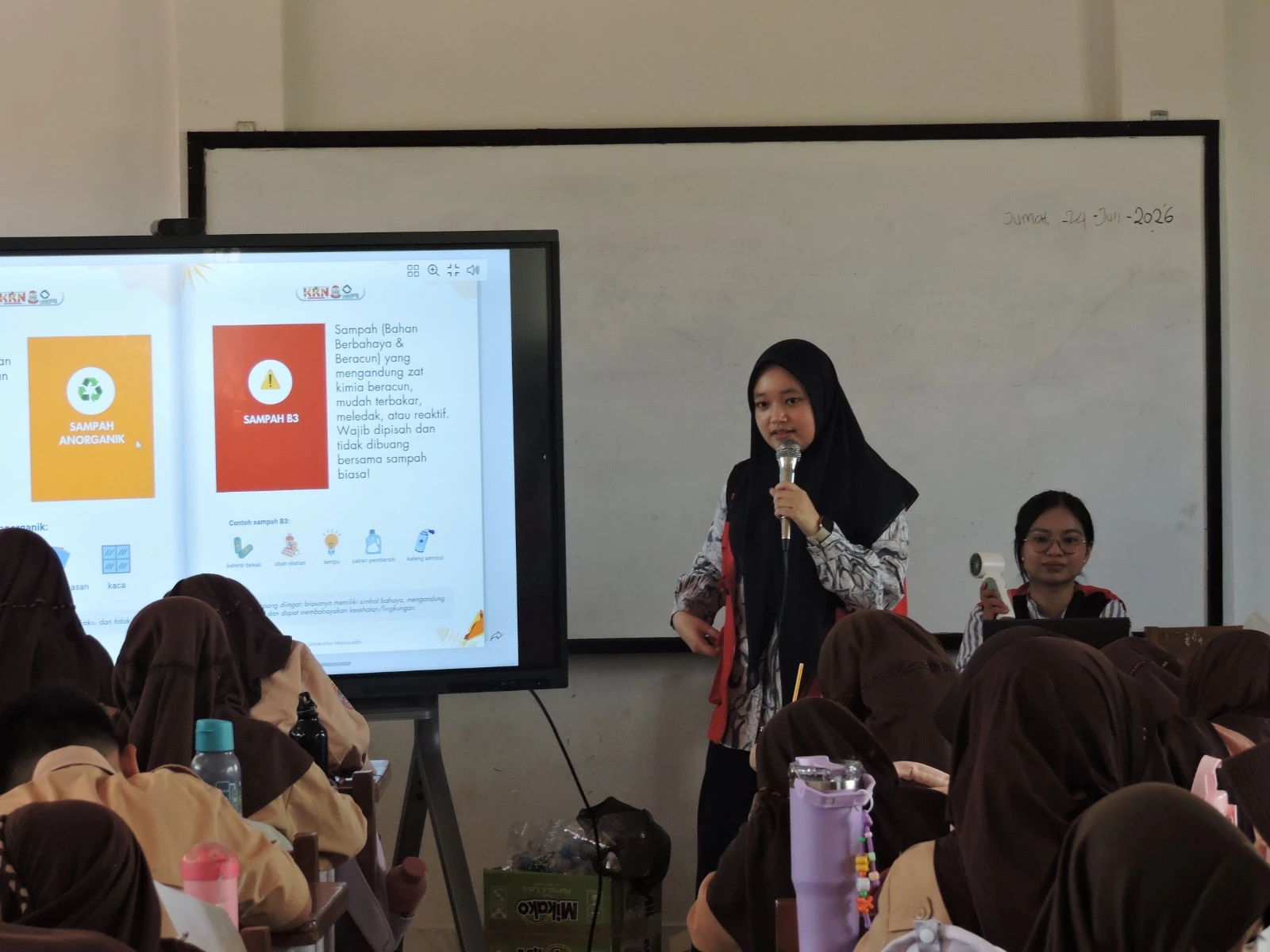 Mahasiswa KKN Tematik Zero Waste Gelombang 116 Universitas Hasanuddin mengedukasi siswa UPT SPF SD Inpres Tangkala II tentang pemilahan sampah melalui pembelajaran interaktif untuk menanamkan budaya peduli lingkungan sejak usia dini di Kelurahan Laikang, Kecamatan Biringkanaya, Kota Makassar. (Foto: Dok.Pribadi).
